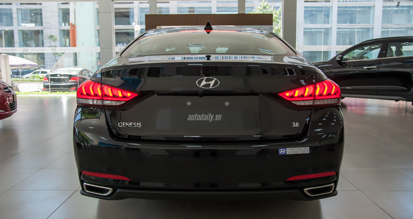 Hyundai%20Genesis%20sedan%20(7).jpg