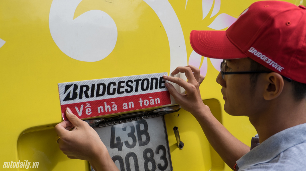 Bridgestone tặng 3.000 bộ phản quang tới tài xế Việt