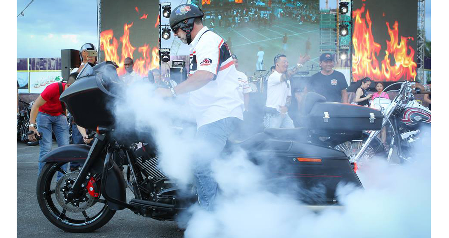 Video: Môtô tiền tỷ Harley-Davidson CVO đốt lốp cực đỉnh tại Đà Nẵng
