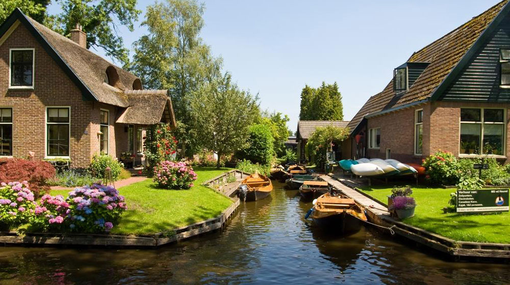 Giethoorn-Holland-1.jpg