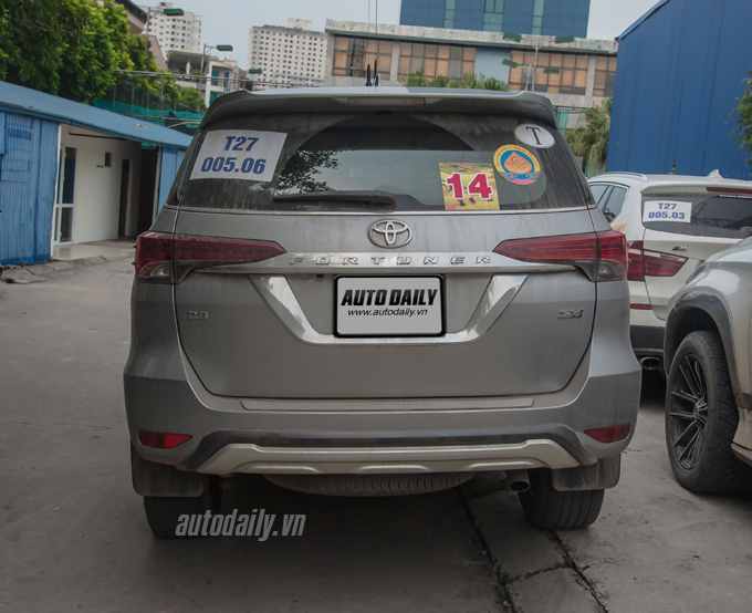 Cận cảnh Toyota Fortuner 2016 vừa xuất hiện trên đường phố Hà Nội 11