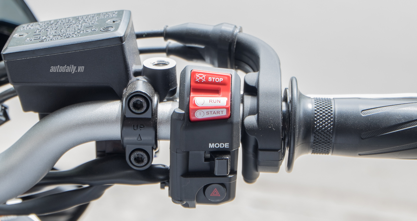 Xem thêm ảnh Yamaha MT-10 Night Flou 2016 đầu tiên tại Sài Gòn Yamaha MT-10 Night Flou 2016 (12).jpg