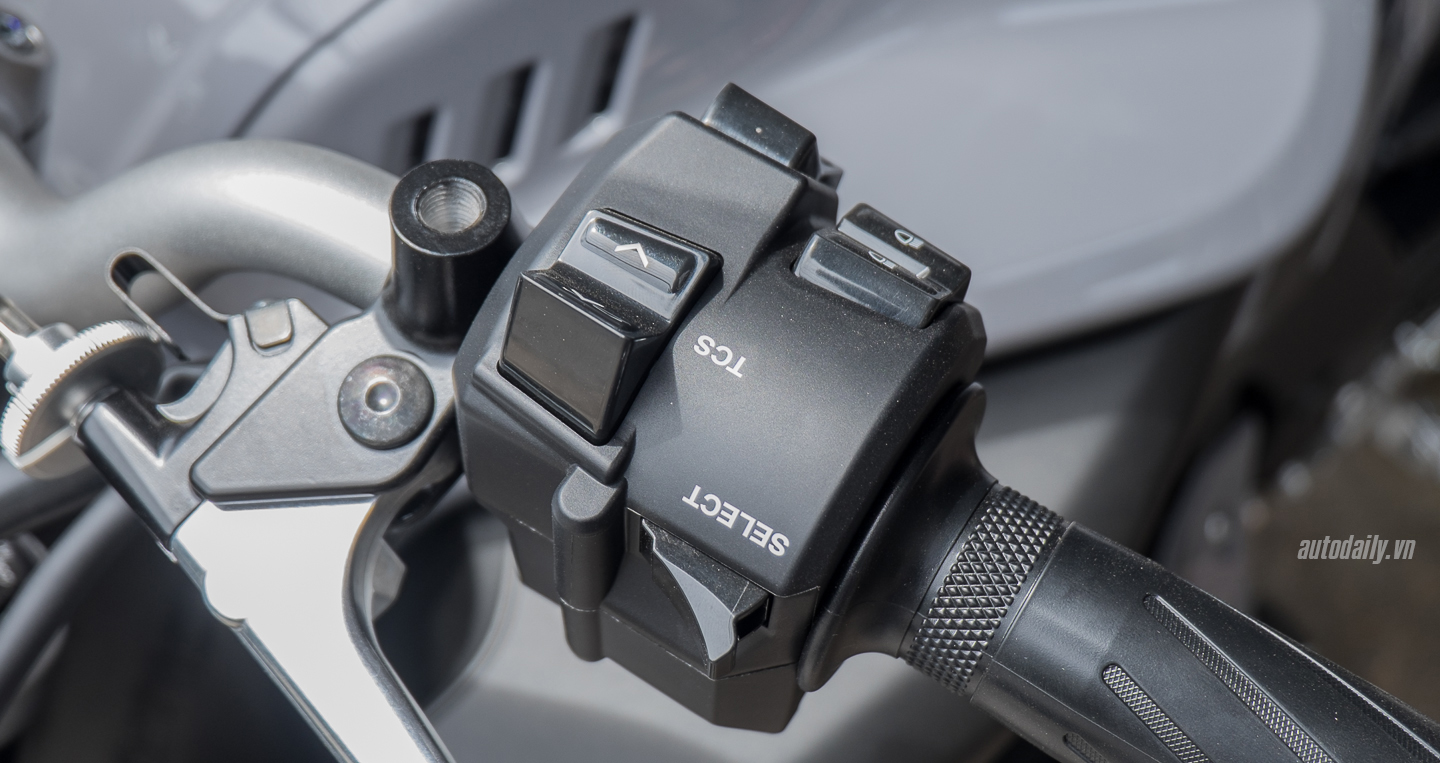 Xem thêm ảnh Yamaha MT-10 Night Flou 2016 đầu tiên tại Sài Gòn Yamaha MT-10 Night Flou 2016 (14).jpg