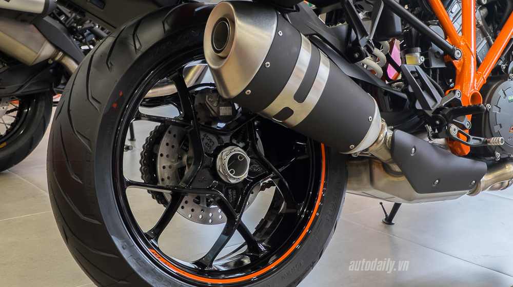 Xem thêm ảnh KTM 1290 Super Duke GT 2016, giá 690 triệu đồng tại Việt Nam KTM 1290 Super Duke GT 2016 (10).jpg