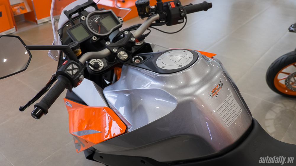 Xem thêm ảnh KTM 1290 Super Duke GT 2016, giá 690 triệu đồng tại Việt Nam KTM 1290 Super Duke GT 2016 (23).jpg