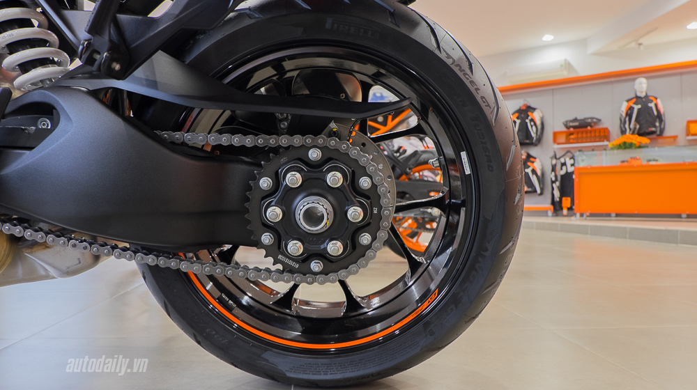 Xem thêm ảnh KTM 1290 Super Duke GT 2016, giá 690 triệu đồng tại Việt Nam KTM 1290 Super Duke GT 2016 (27).jpg