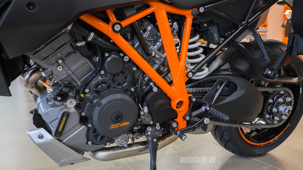 Xem thêm ảnh KTM 1290 Super Duke GT 2016, giá 690 triệu đồng tại Việt Nam KTM 1290 Super Duke GT 2016 (28).jpg