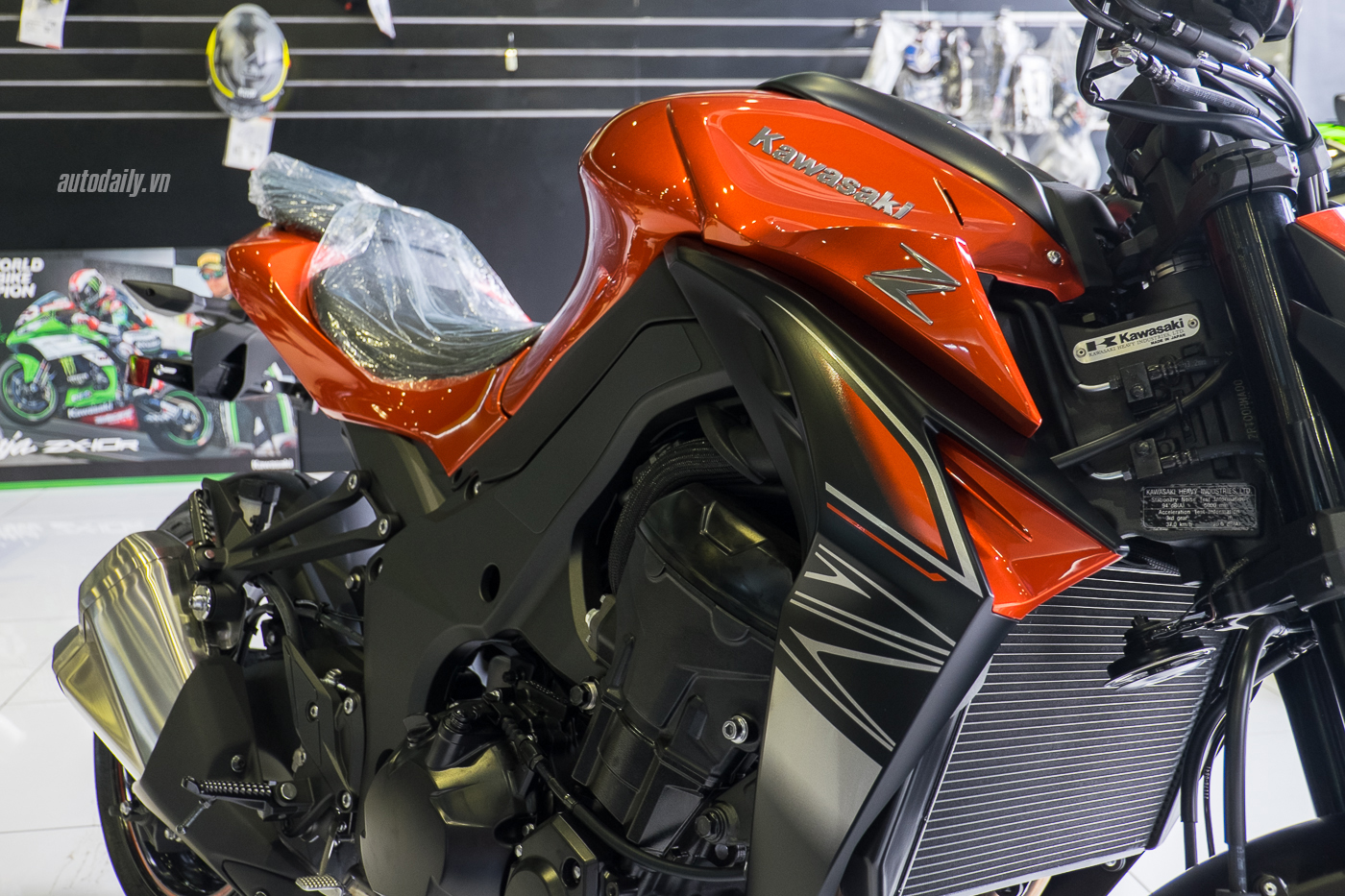 Xem thêm ảnh mẫu naked-bike Kawasaki Z1000 2017