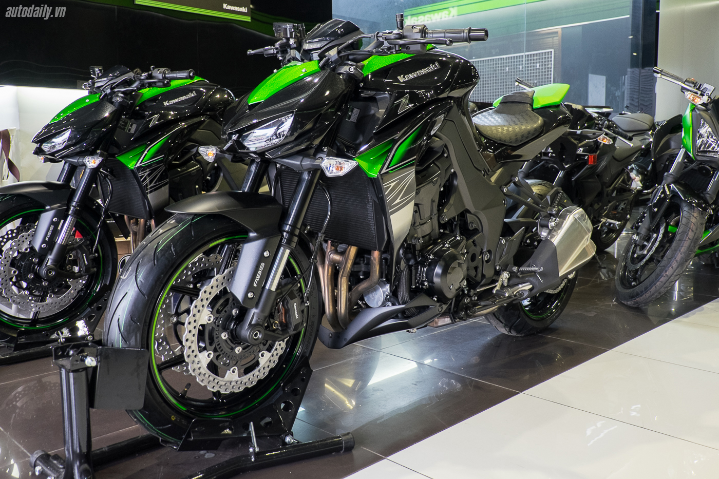 Xem thêm ảnh mẫu naked-bike Kawasaki Z1000 2017