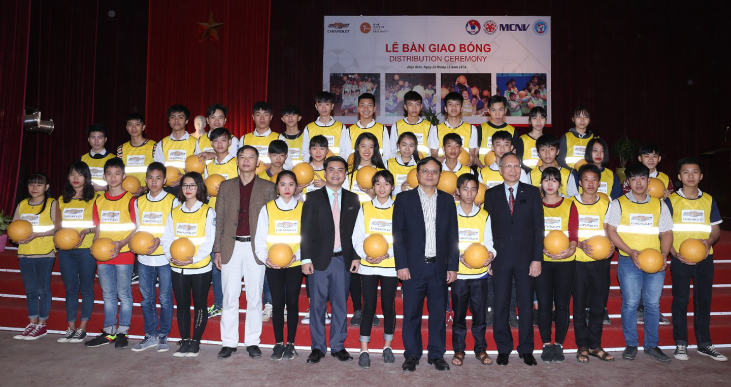 Chevrolet và One World Play Project tặng bóng cho các trường học tại Điện Biên