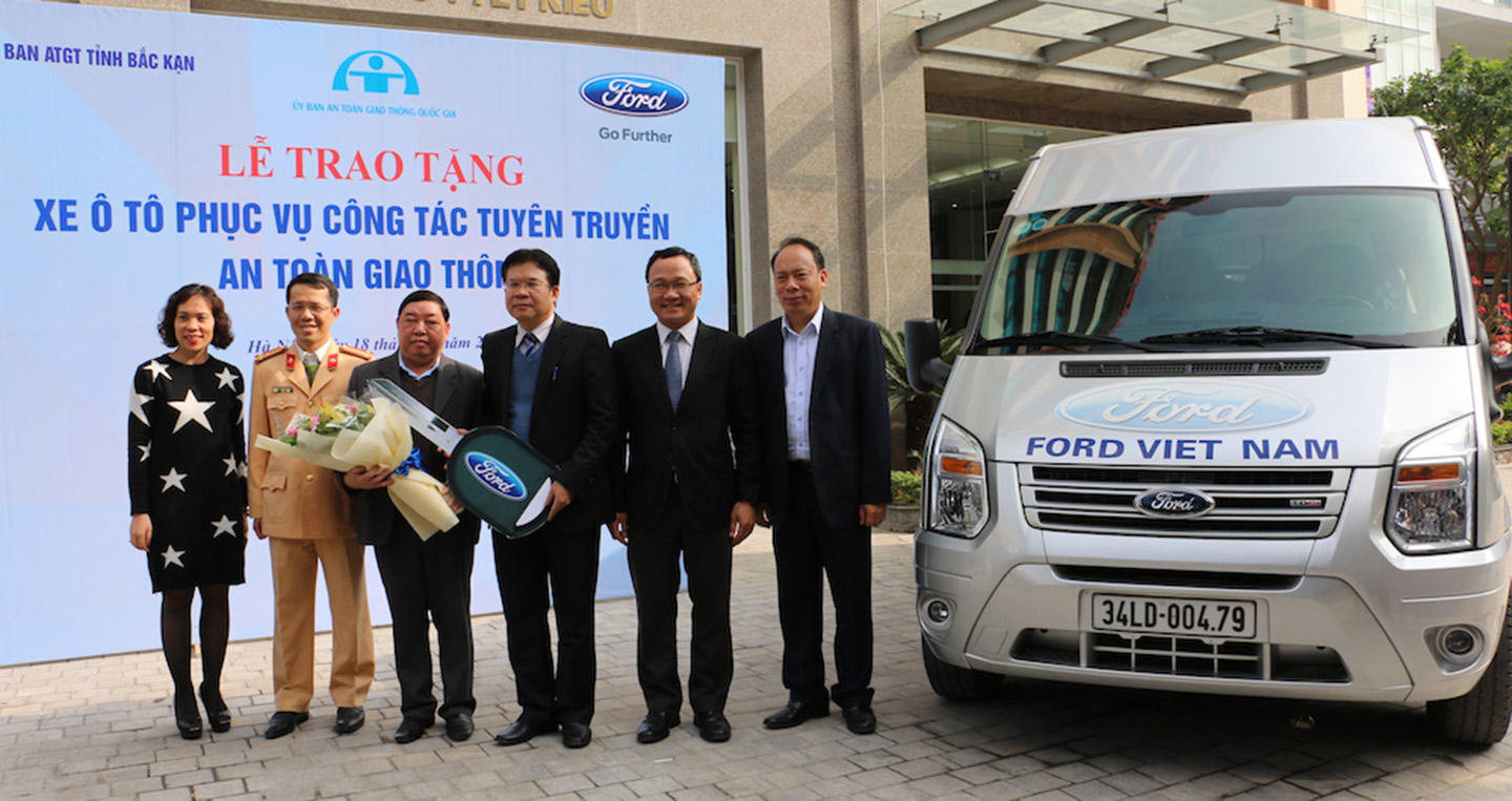 Ford Việt Nam trao tặng xe Transit cho Sở GTVT tỉnh Bắc Kạn
