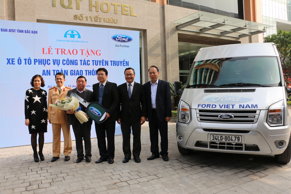 201701ford-trao-tang-xe-transit-cho-so-giao-thong-van-tai-tinh-bac-can-2-small.jpg