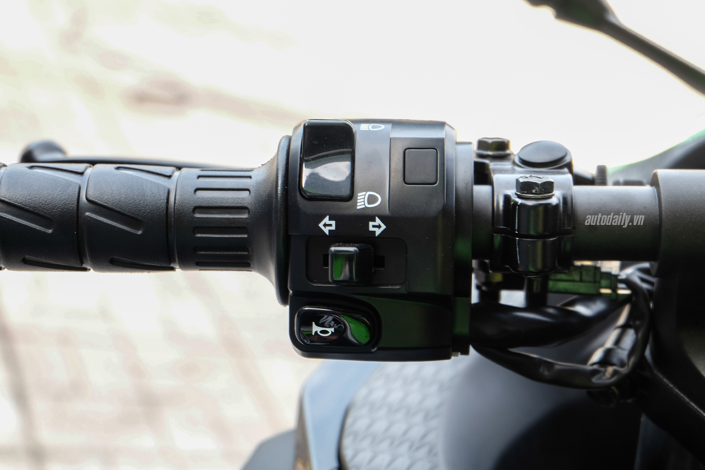 Xem thêm ảnh Kawasaki Ninja 300 ABS 2017 kawasaki-ninja-300-abs-2017-10.jpg