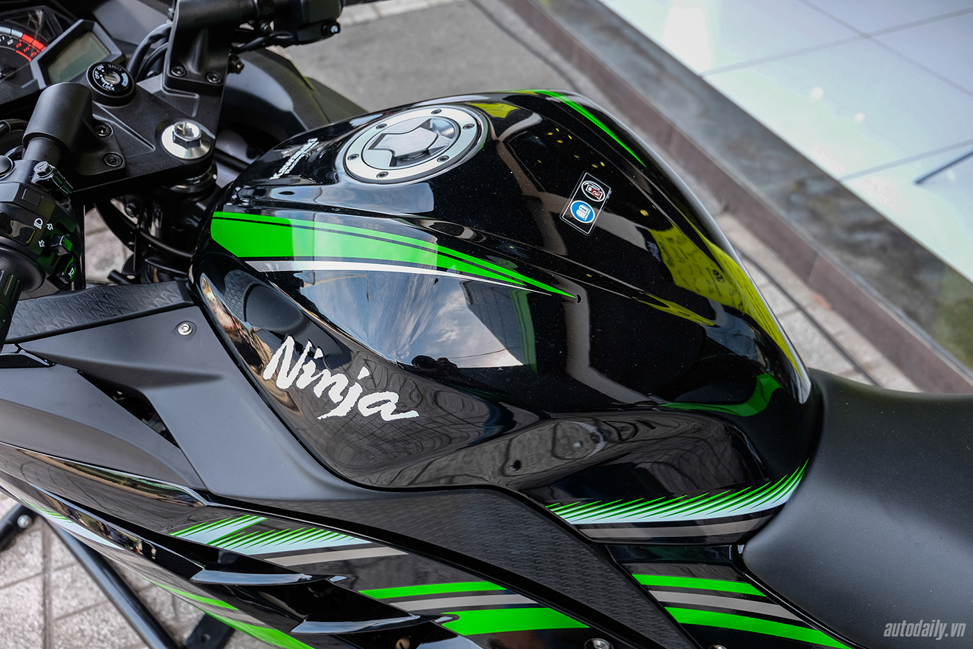 Xem thêm ảnh Kawasaki Ninja 300 ABS 2017 kawasaki-ninja-300-abs-2017-13.jpg