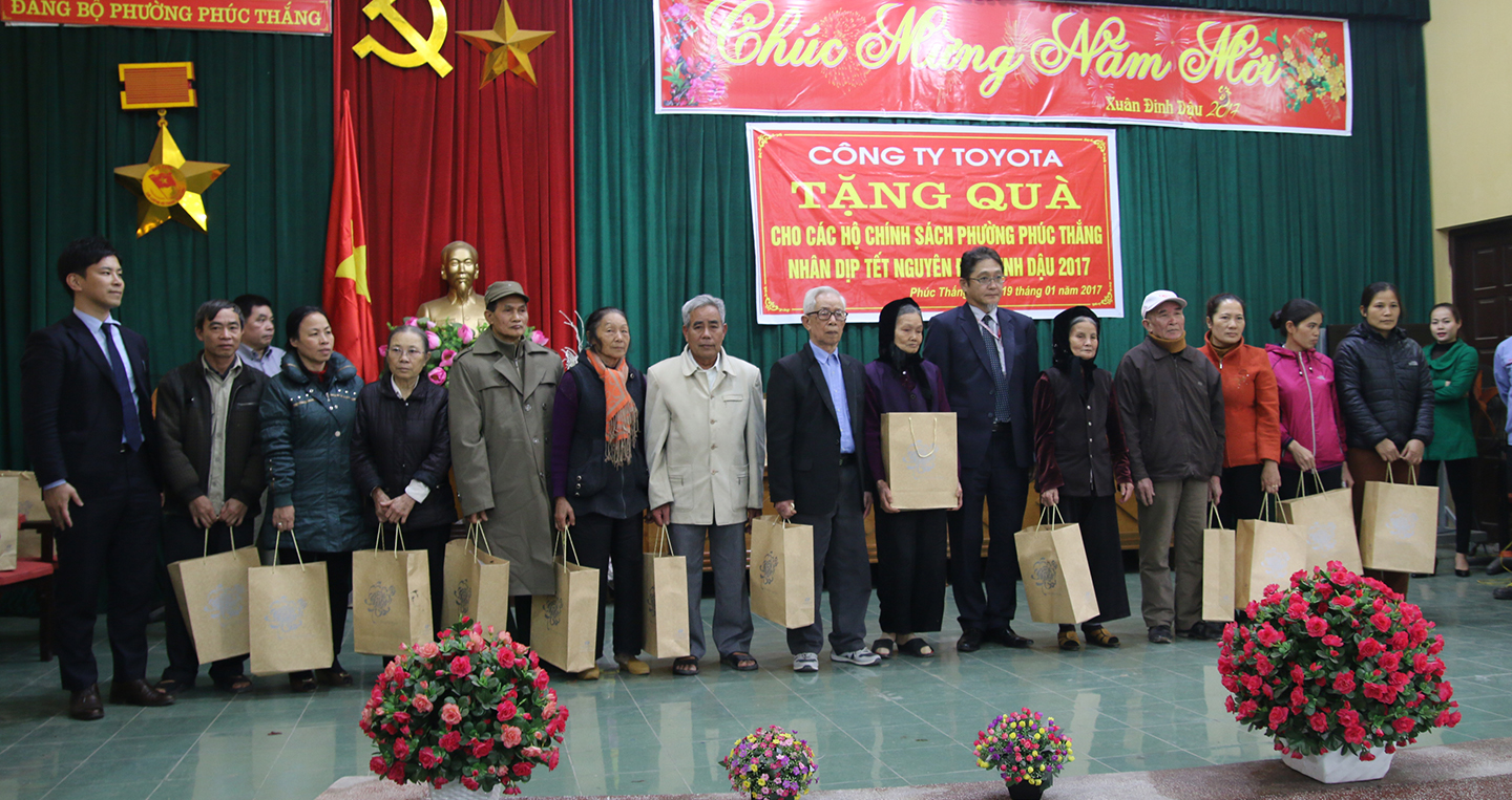 Toyota Việt Nam trao quà Tết tới người già và gia đình chính sách