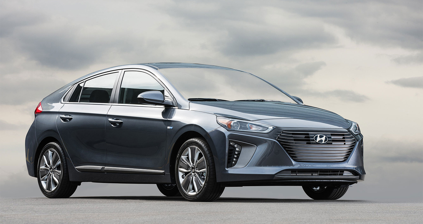 2017-hyundai-ioniq-hybrid-front-three-quarter-01.jpg