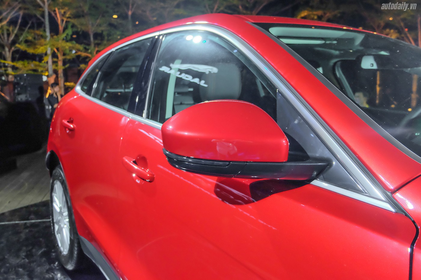 Xem thêm ảnh mẫu SUV hạng sang Jaguar F-PACE tại Việt Nam jaguar-f-pace-suv-16.jpg