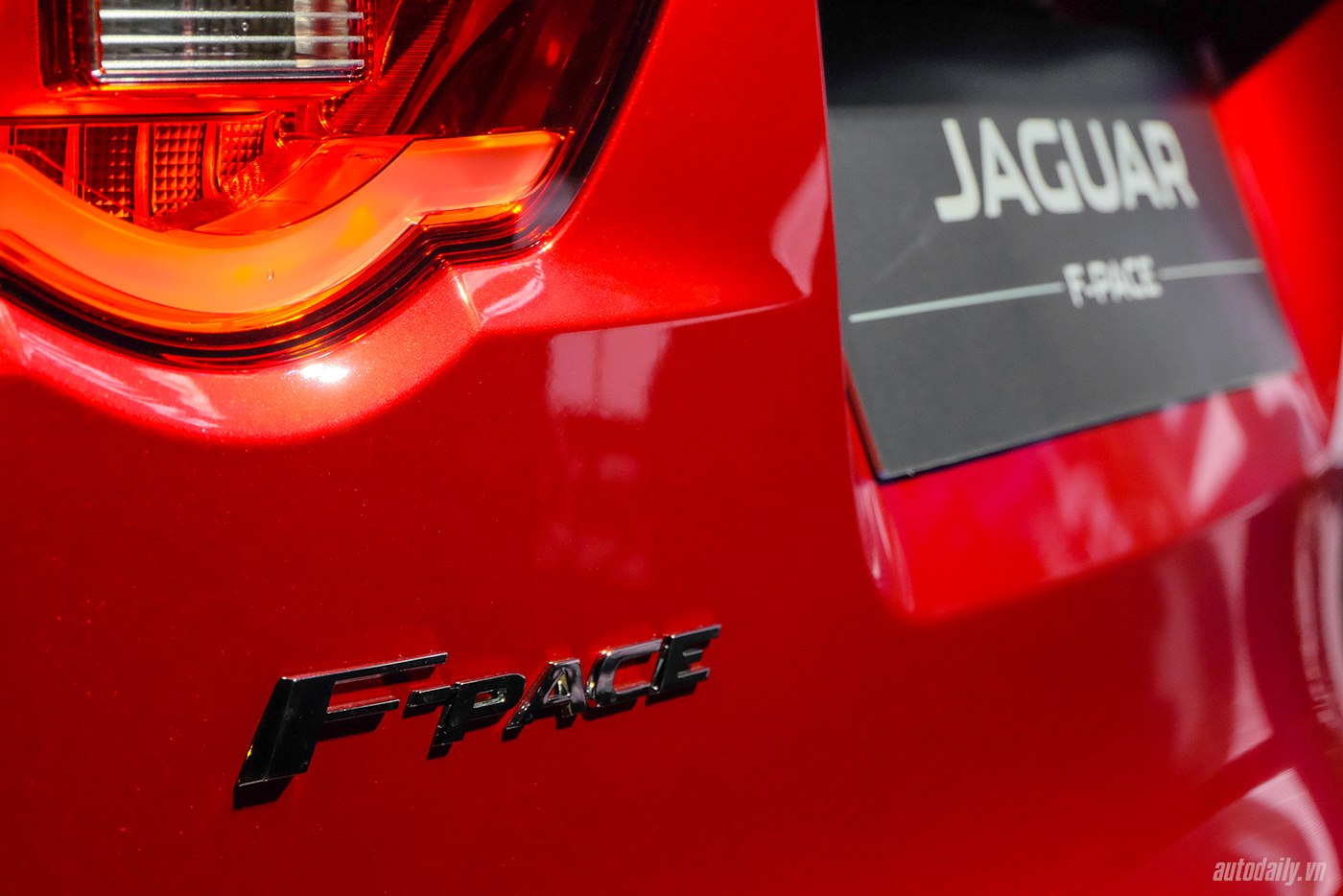 Xem thêm ảnh mẫu SUV hạng sang Jaguar F-PACE tại Việt Nam jaguar-f-pace-suv-22.jpg