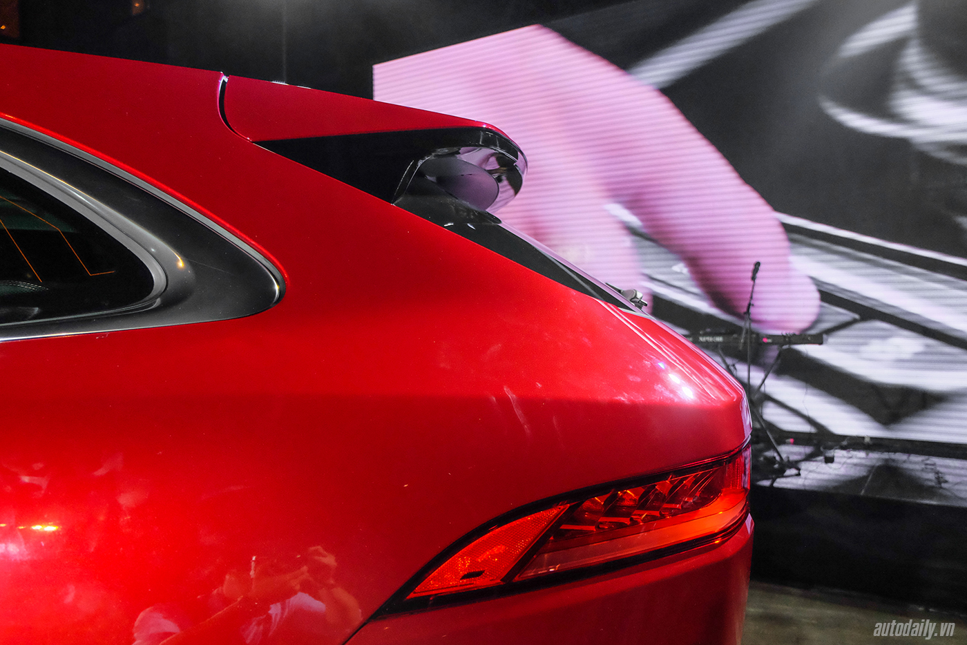 Xem thêm ảnh mẫu SUV hạng sang Jaguar F-PACE tại Việt Nam jaguar-f-pace-suv-24.jpg