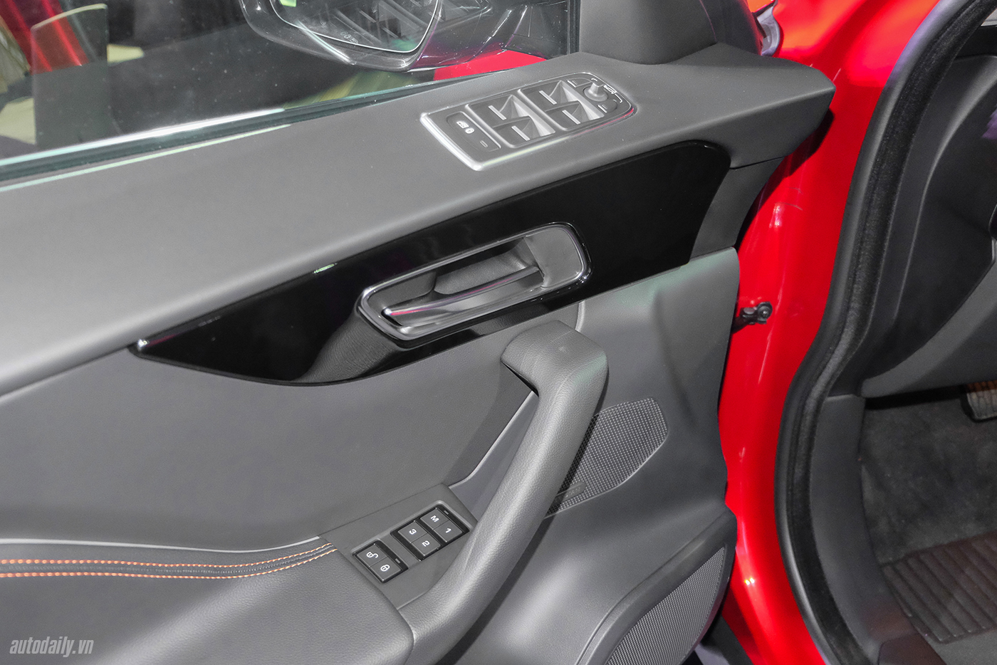 Xem thêm ảnh mẫu SUV hạng sang Jaguar F-PACE tại Việt Nam jaguar-f-pace-suv-36.jpg