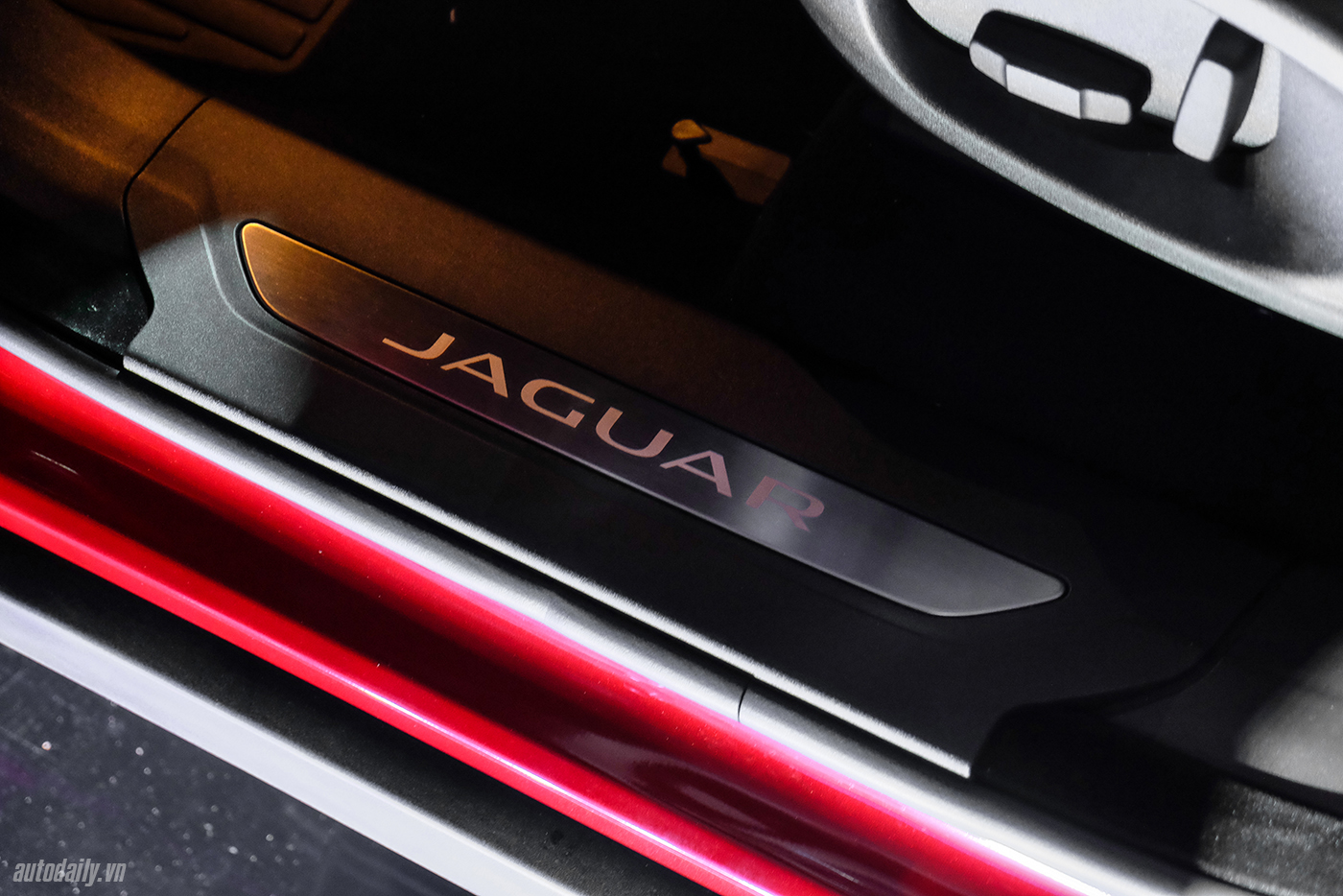 Xem thêm ảnh mẫu SUV hạng sang Jaguar F-PACE tại Việt Nam jaguar-f-pace-suv-40.jpg