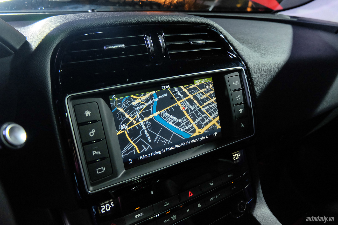 Xem thêm ảnh mẫu SUV hạng sang Jaguar F-PACE tại Việt Nam jaguar-f-pace-suv-44.jpg