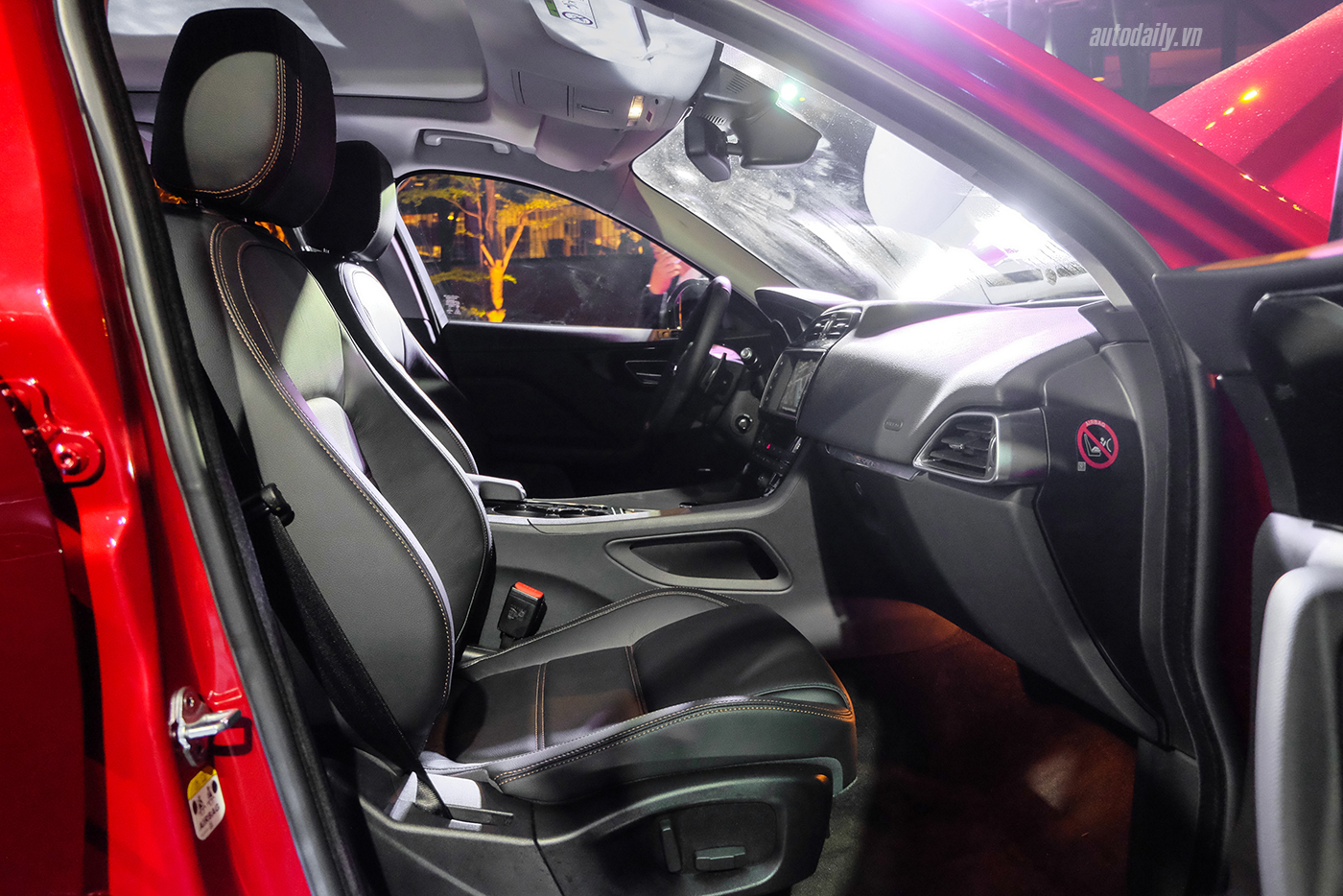 Xem thêm ảnh mẫu SUV hạng sang Jaguar F-PACE tại Việt Nam jaguar-f-pace-suv-50.jpg