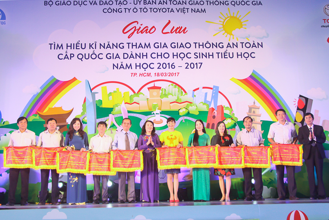 toyota-viet-nam-to-chuc-ngay-hoi-an-toan-giao-thong-cho-hs-tieu-hoc-9.jpg