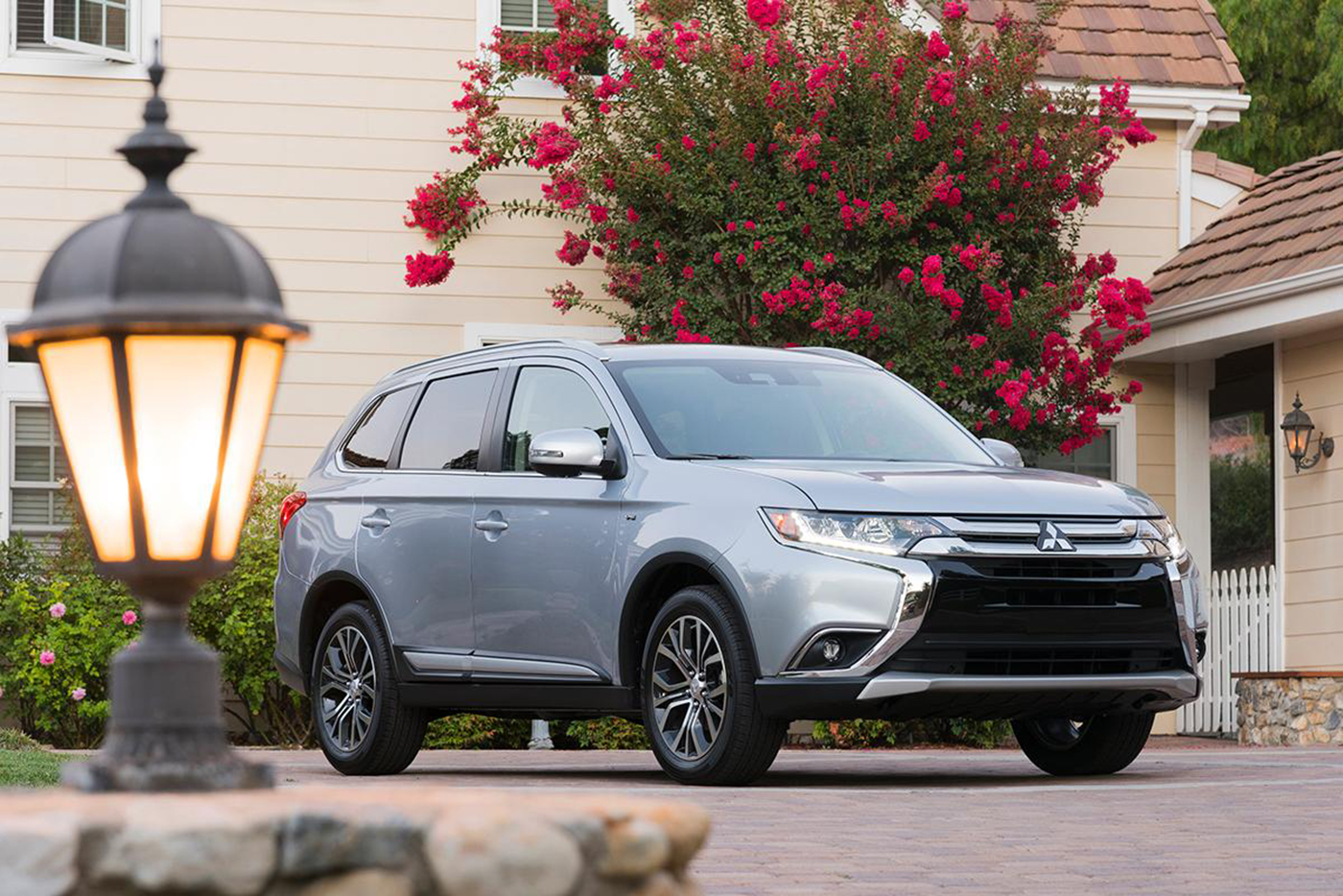 mitsubishi-outlander-2017.jpg