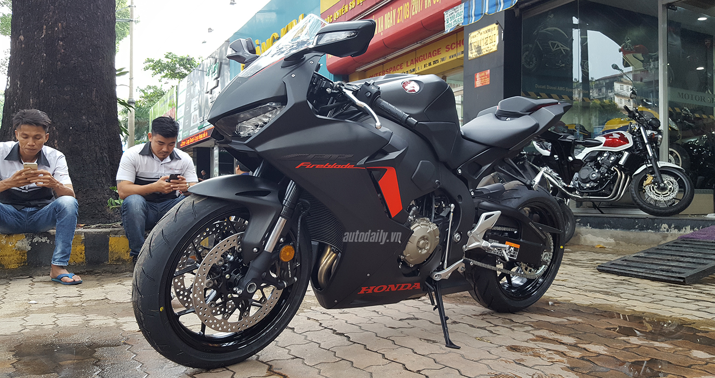 Siêu môtô Honda CBR1000RR FireBlade 2017 đầu tiên tại Việt Nam