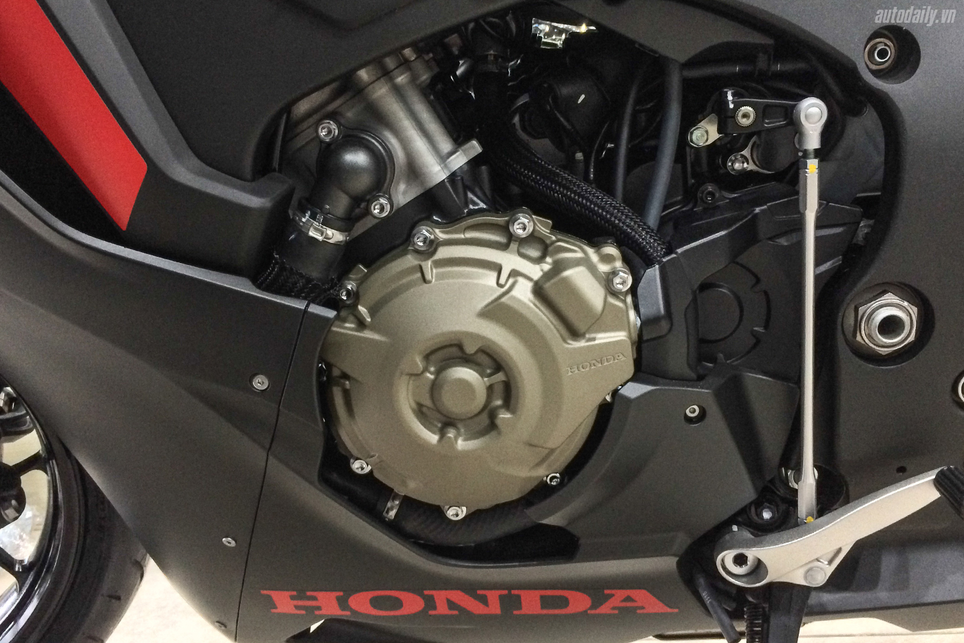 honda-cbr1000rr-fireblade-2017-8.jpg