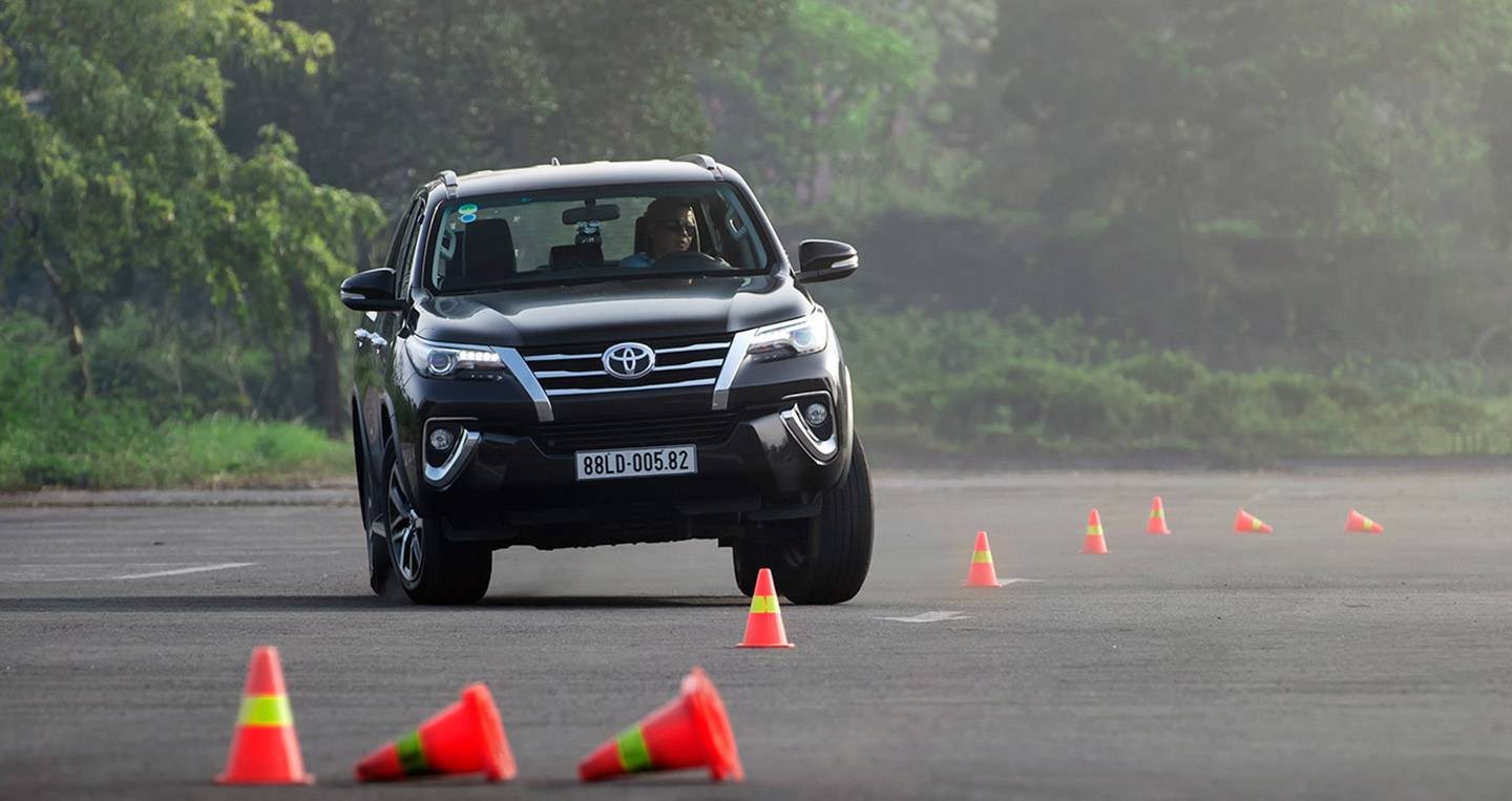 Đánh giá xe Toyota Fortuner 2017 (P2): Thử tăng tốc, slalom, đường trường