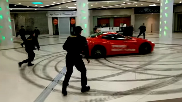 Siêu xe Ferrari drift náo loạn trung tâm thương mại