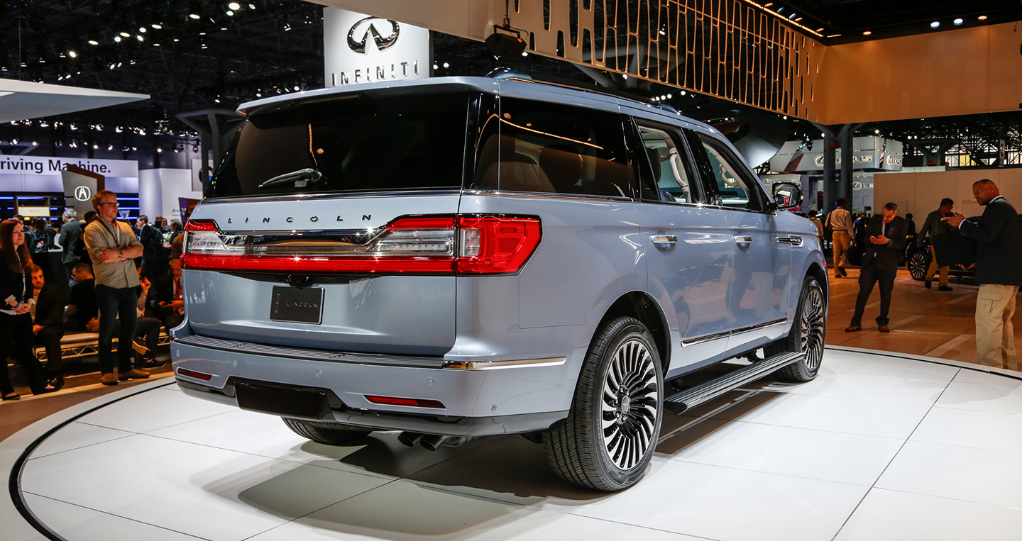 2018-lincoln-navigator-rear-three-quarter.jpg