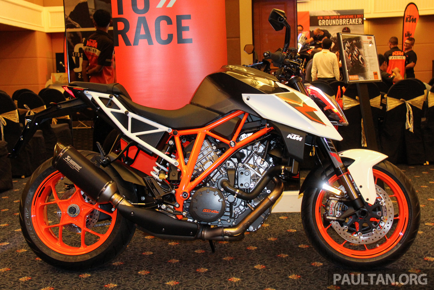 Xem thêm ảnh KTM 1290 Super Duke R 2017 ktm-super-duke-r-2017-15.jpg