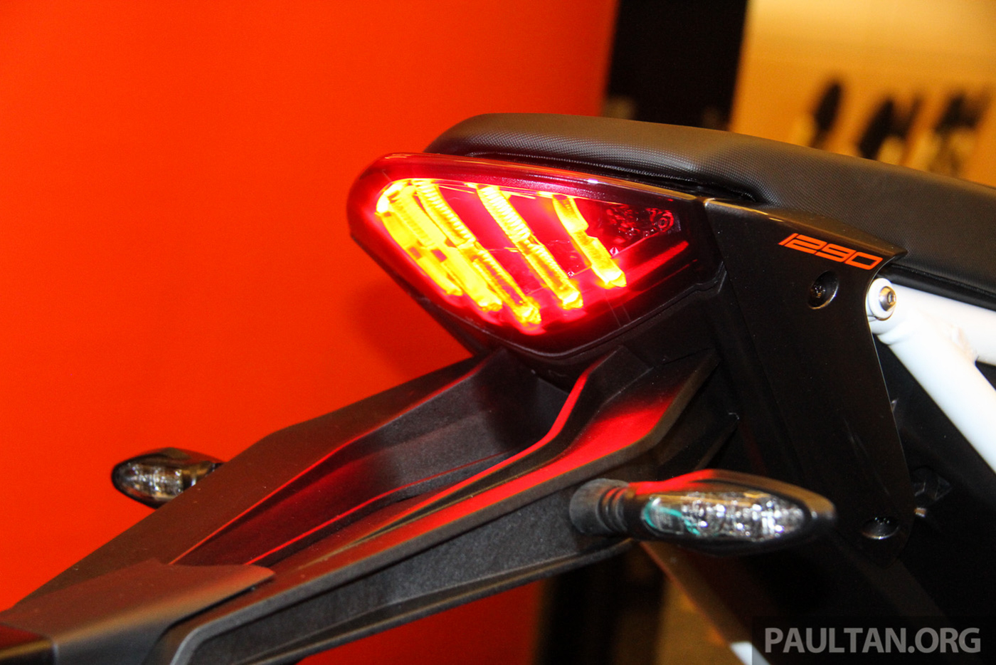 Xem thêm ảnh KTM 1290 Super Duke R 2017 ktm-super-duke-r-2017-5.jpg