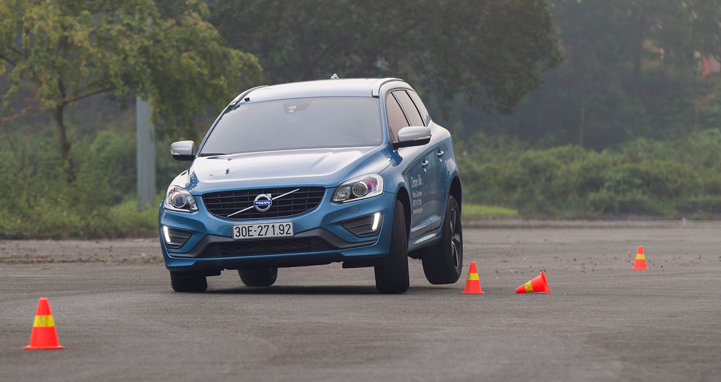 Đánh giá xe Volvo XC60 R-Design: Thử khả năng đi phố, chạy slalom, City Safety