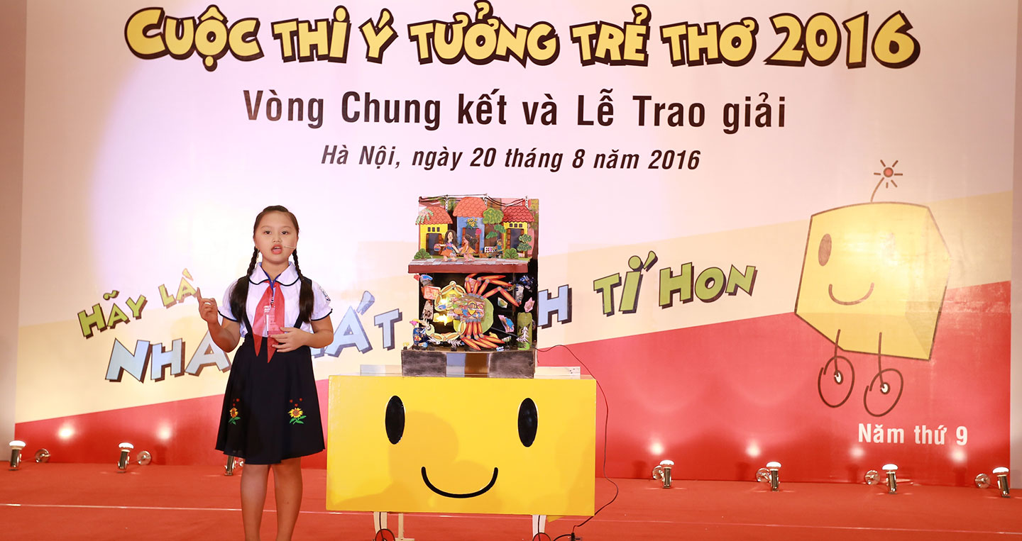 9-phan-thuyet-trinh-day-tu-tin-cua-be-bui-dan-thu-den-tu-thanh-hoa-voi-cua-may-thong-minh.jpg