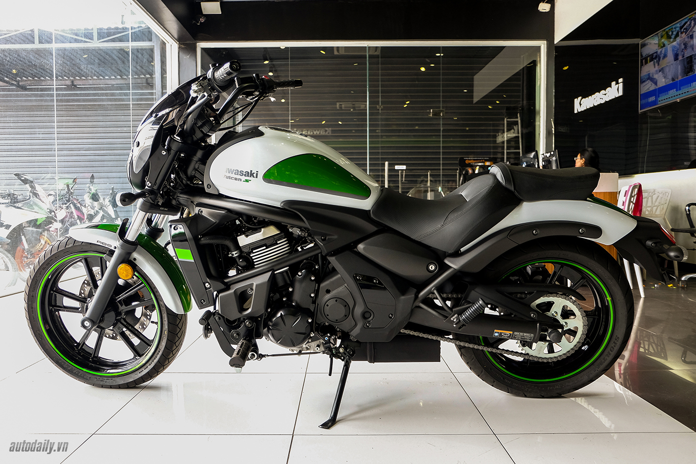 kawasaki-vulcan-s-abs-cafe-2017-18.jpg