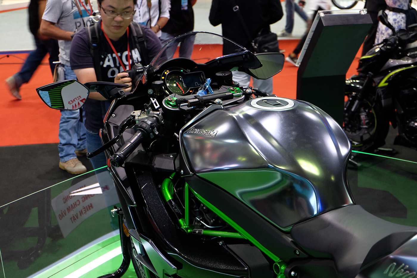 kawasaki-h2-carbon-2017-19.JPG