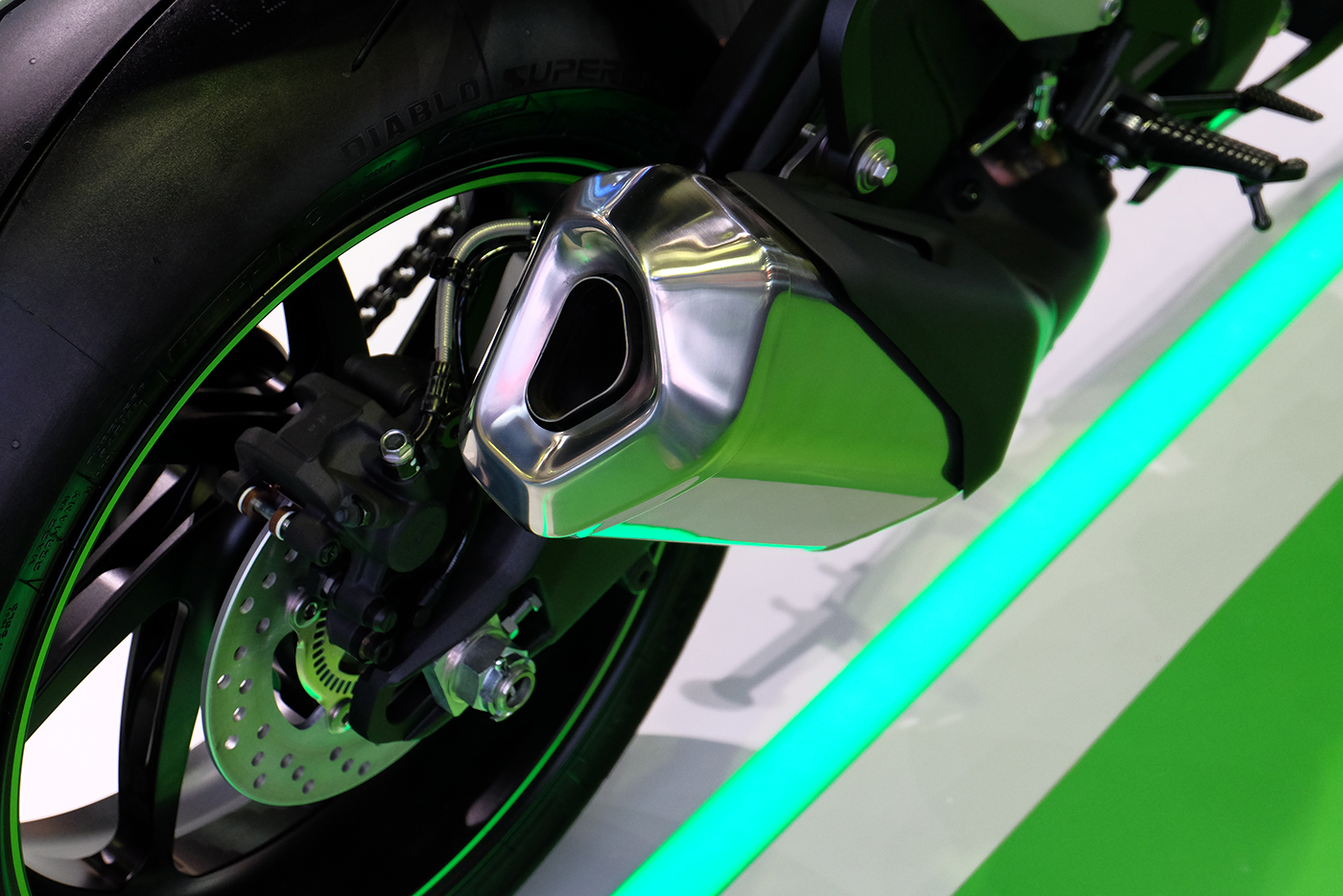 kawasaki-zx-10rr-2017-20.JPG