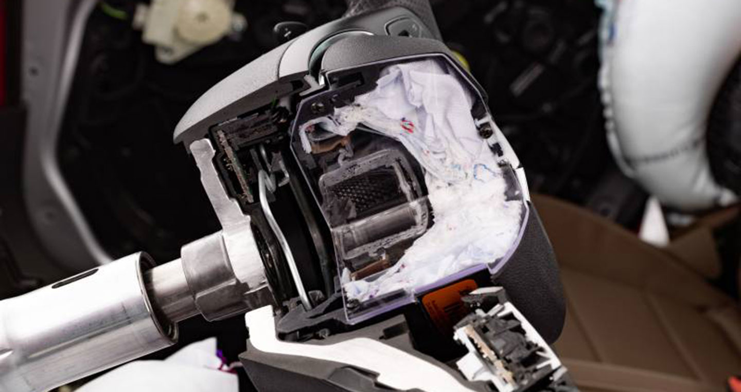 airbag-inside-a-steering-wheel-photo-by-mercedes-benz.jpg