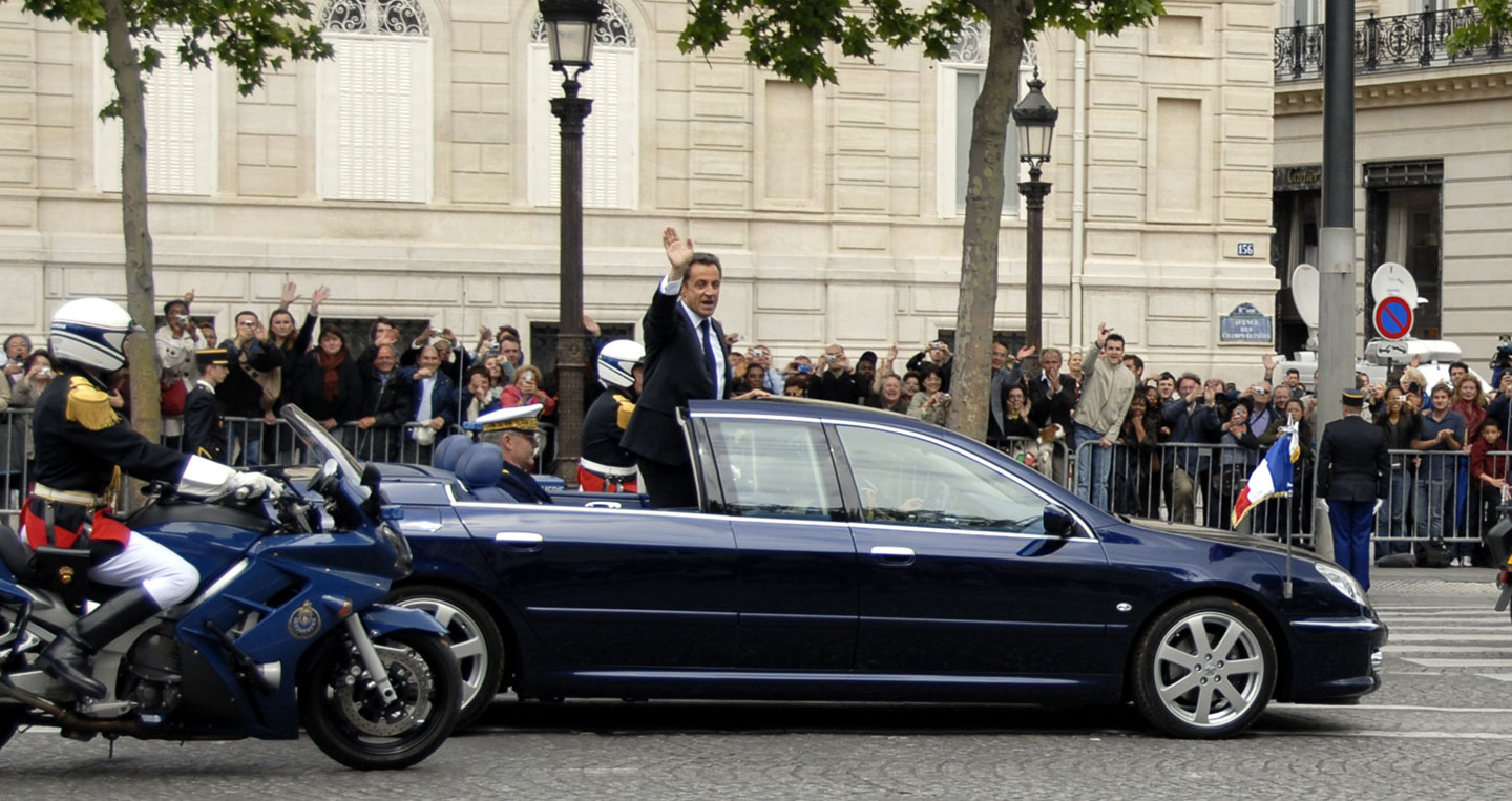 Tổng thống Pháp đi xe gì?