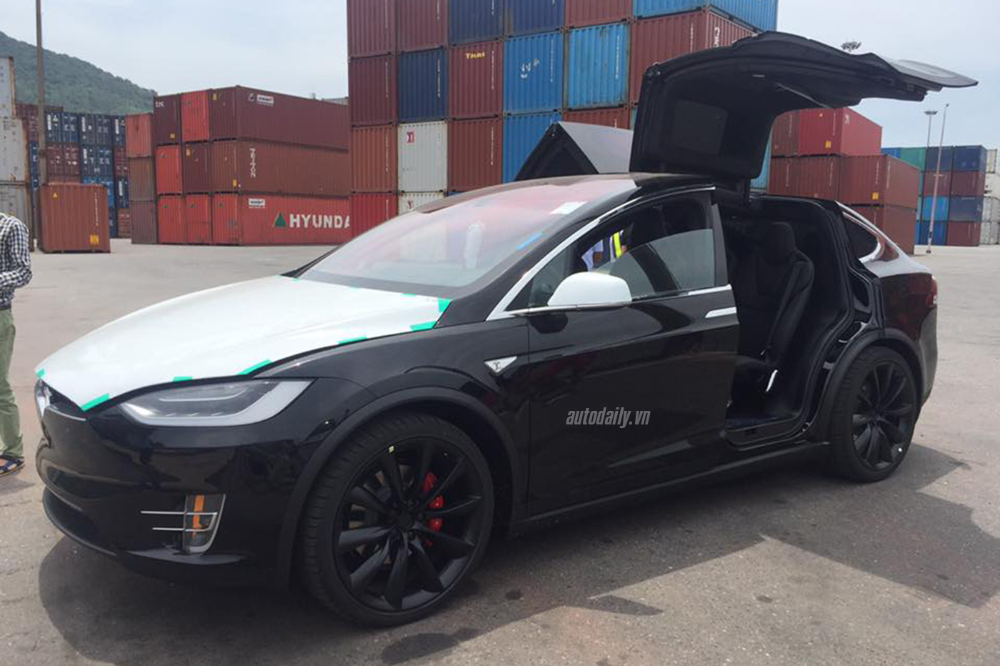 Siêu SUV chạy điện Tesla Model X  P100D đầu tiên về Việt Nam