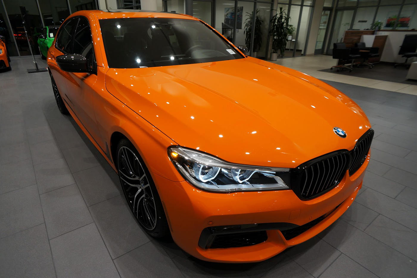 bmw-750i-fire-orange-2017-2.jpg