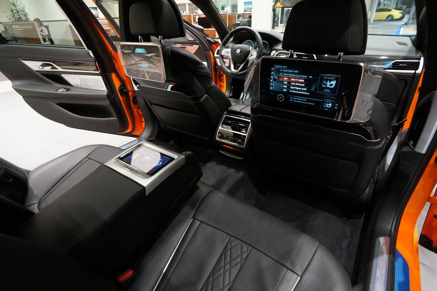 bmw-750i-fire-orange-2017-22.jpg