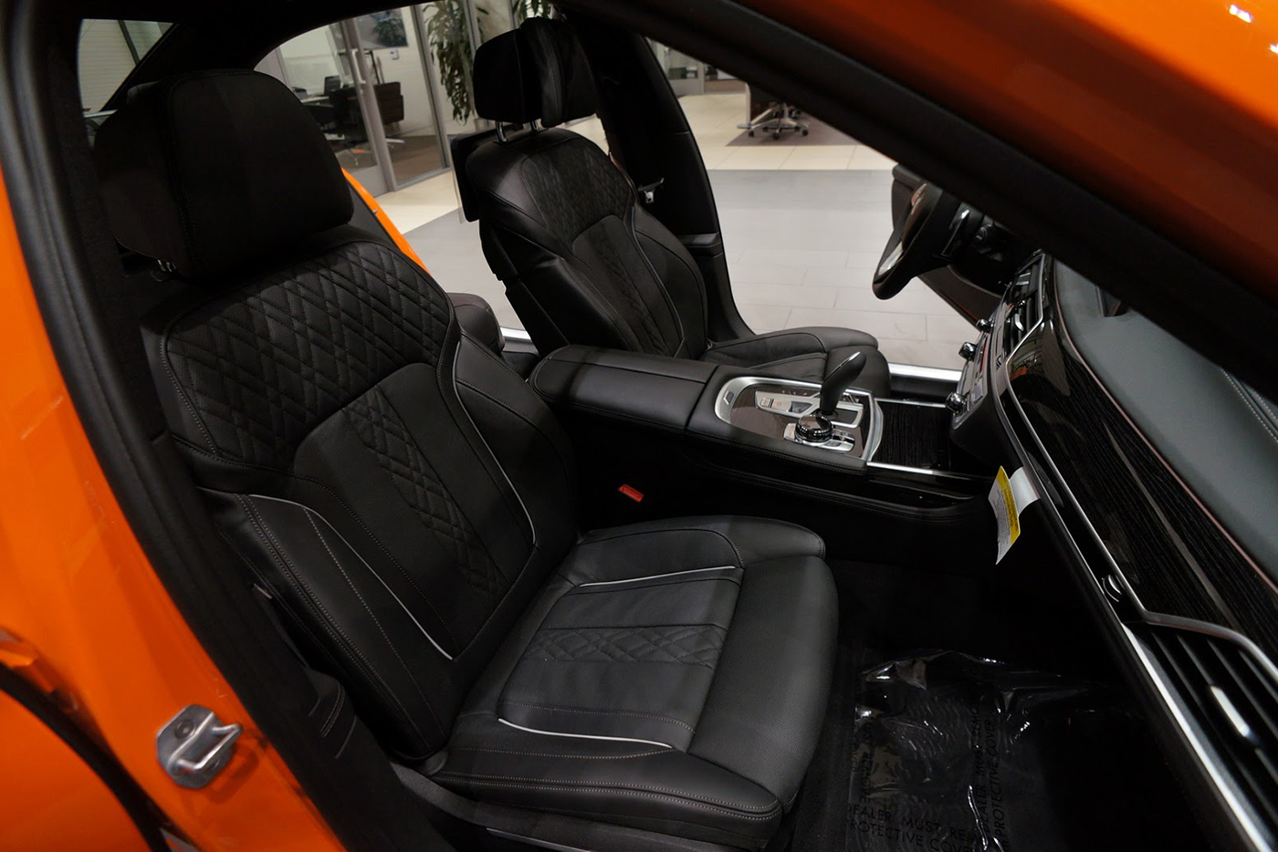 bmw-750i-fire-orange-2017-23.jpg