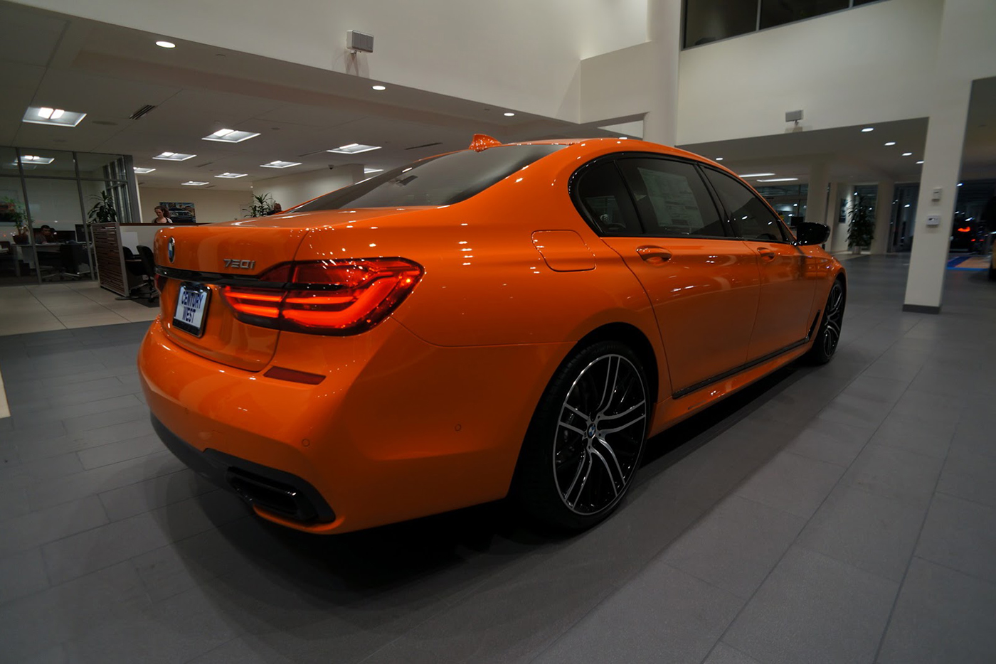 bmw-750i-fire-orange-2017-4.jpg