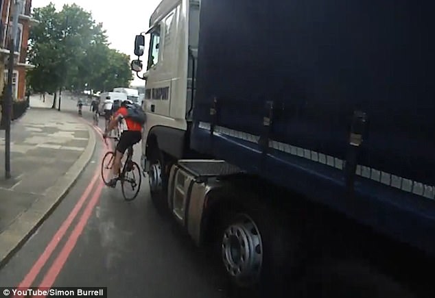 Khoảnh khắc xe tải ép xe đạp suýt chết gây tranh cãi gay gắt