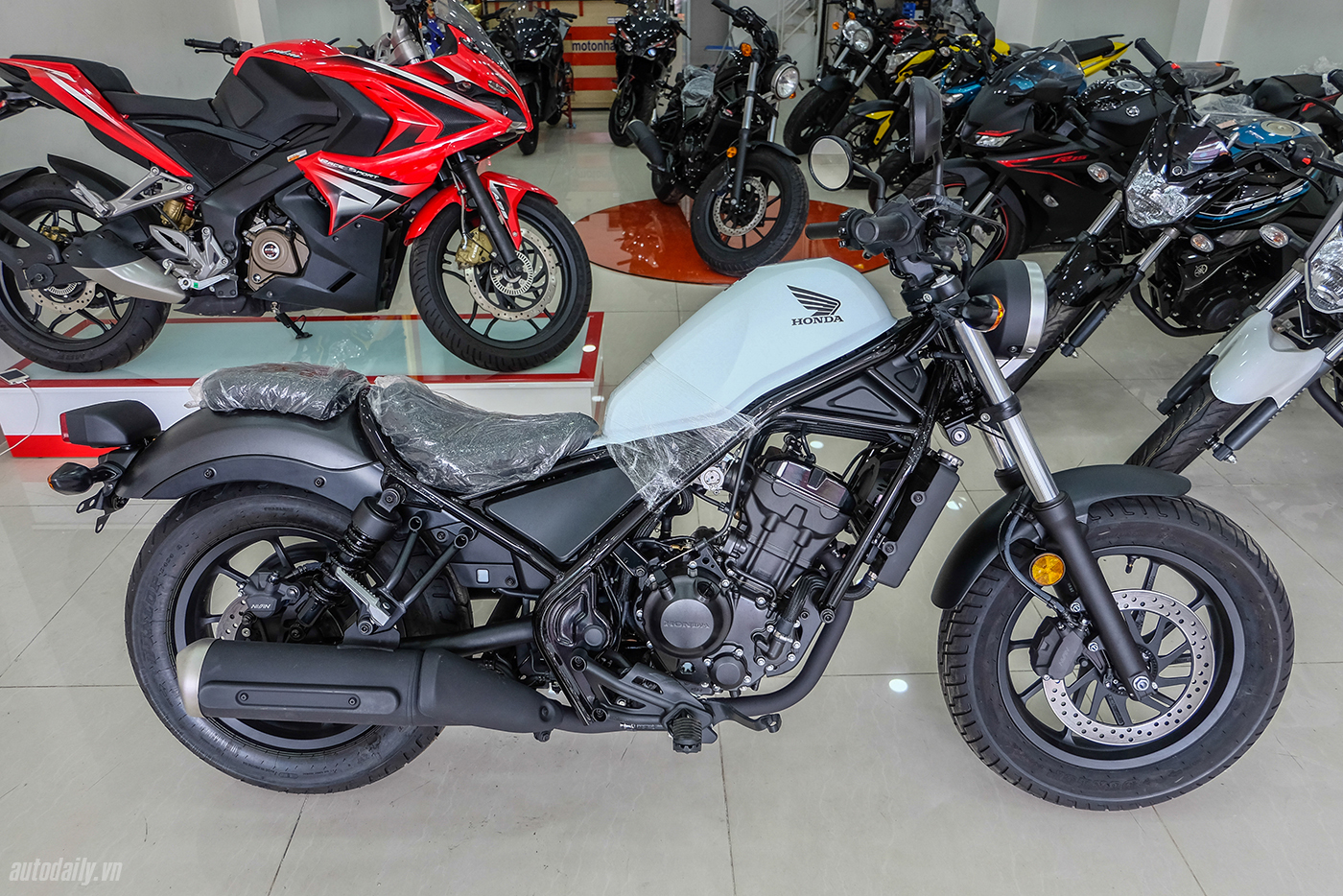 Ảnh chi tiết Honda Rebel 300 ABS 2017 honda-rebel-300-abs-2017-2.jpg